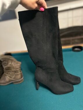 Women's Black Knee-High Suede Heeled Boots
